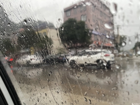 下雨天、堵车呢……